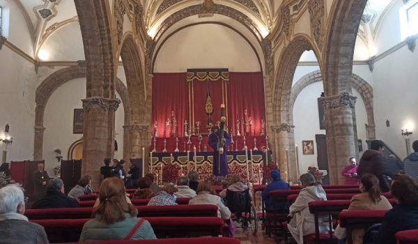 La iglesia ha sido un hervidero de fieles durante toda la jornada
