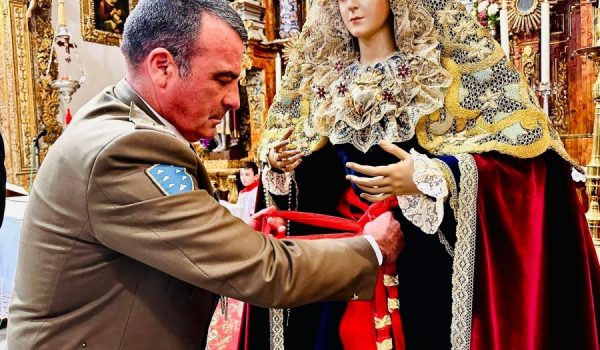El teniente general Salom, imponiendo su faja a la Virgen del Buen Amor.