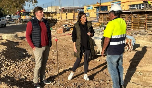 La alcaldesa y el edil de Contratación en la zona, junto con un operario.