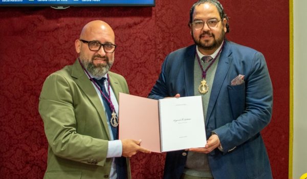 Jesús Ramos y el Hermano Mayor, Juan Vega, durante el acto de presentación de la pieza musical.