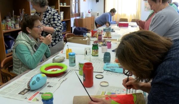 Las socias se reúnen los martes en una de las salas del Hogar del Jubilado.