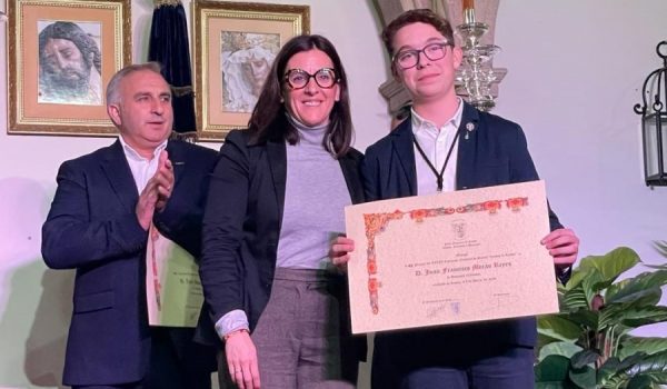 La delegada de Cultura, Rebeca Muñoz, fue la encargada de entregar el premio.
