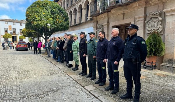 Un diverso grupo de personas ha participado en esta acción a las puertas del Ayuntamiento