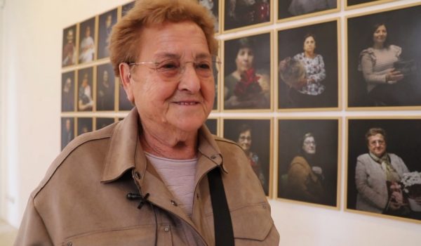 Ana, de Los Prados, es una de sus protagonistas y ha sido fotografiada con un ramo de flores y una imagen en blanco y negro de su madre.