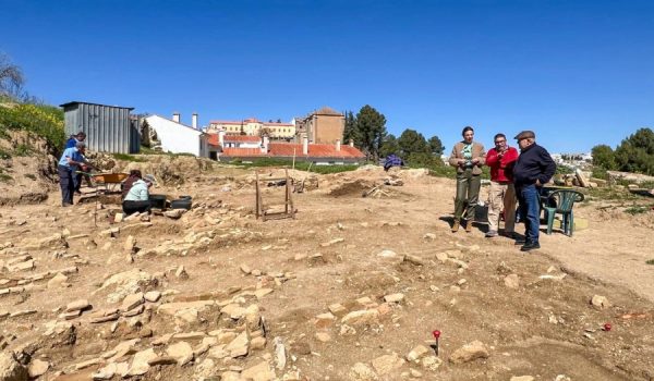 Se han localizado restos humanos y objetos de diferentes periodos históricos.