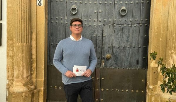 El concejal de Contratación, ante la Casa del Jalifa