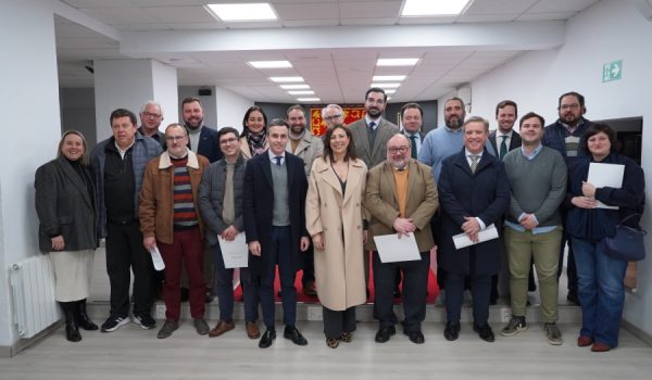 Fernández y Martínez, con el presidente de la Agrupación de Hermandades y Cofradías de Ronda, Francisco Ruiz Arrocha; y los hermanos mayores.