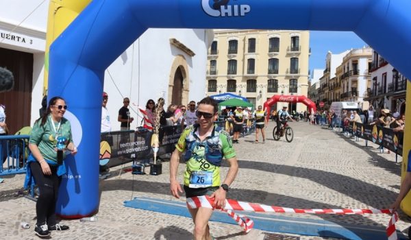 El primer corredor de la modalidad Ultratrail entrando a la meta, ubicada la plaza Teniente Arce.