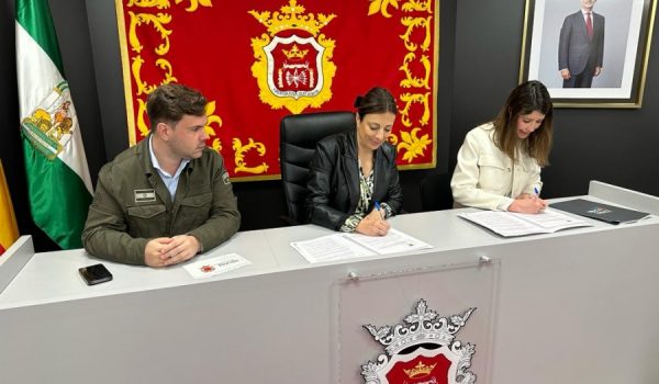 El delegado de Turismo, Ángel Martínez; la alcaldesa de Ronda, María de la Paz Fernández, y la presidenta de la Escuela de Español para extranjeros, Paola Peña