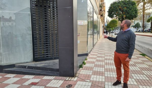 Luis Manuel Mondragón, presidente de esta asociación de vecinos, junto al local.