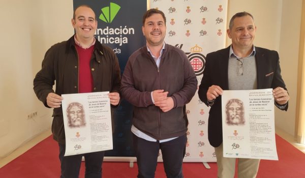 De izquierda a derecha: Miguel Becerra, Hermano Mayor del Santo Entierro; Ángel Martínez, delegado de Turismo y Jaime Ramírez, coordinador de las ponencias.