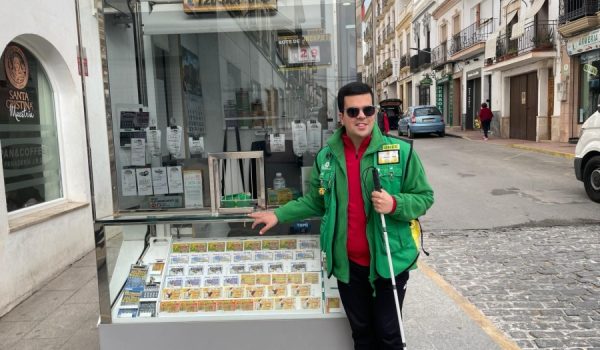 Zamora apenas lleva seis meses como agente vendedor en la organización.