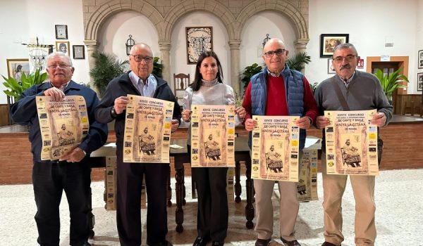 Miembros de la peña junto a la delegada de Cultura, Rebeca Muñoz
