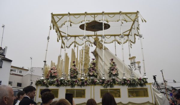 Uno de los estrenos ha sido la gloria del palio de la Virgen, obra de Alejandro Martín.