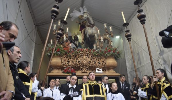 Paso del Cristo en la carpa instalada en la calle José Carrasco Panal.