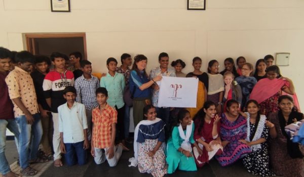 Esta maestra llevó una bandera con el logo del centro IES Dr. Rodríguez Delgado.