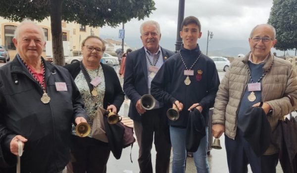 Parte del grupo de pedidores del Santo Entierro que está en la calle este Lunes Santo.