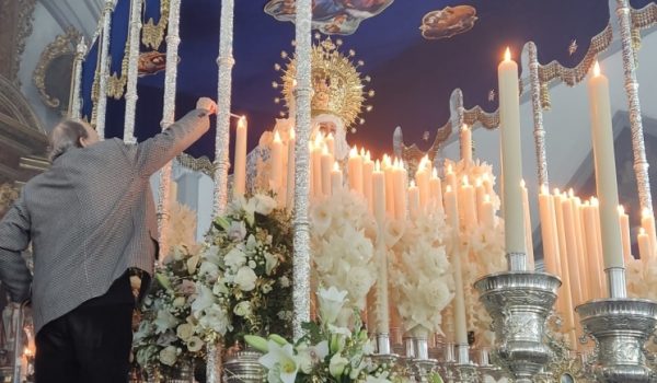 Antonio Lasanta, presidente de la asamblea local de Cruz Roja, encendiendo una de las velas