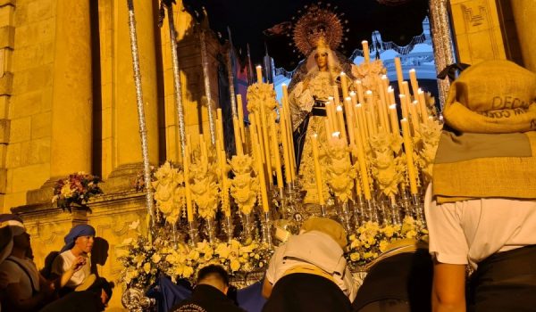 María Santísima Consuelo de las Tristezas en su salida, en la difícil maniobra que realizan sus costaleros.