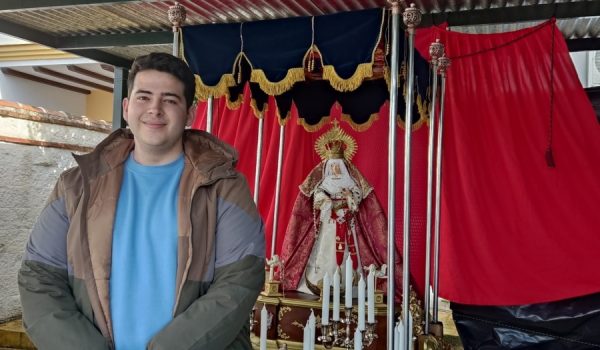 Urbano Muñoz junto a su Virgen de la Inmaculada