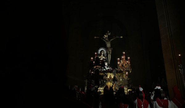 Los horquilleros mecieron el trono entre el rezo de las cinco llagas de Cristo.
