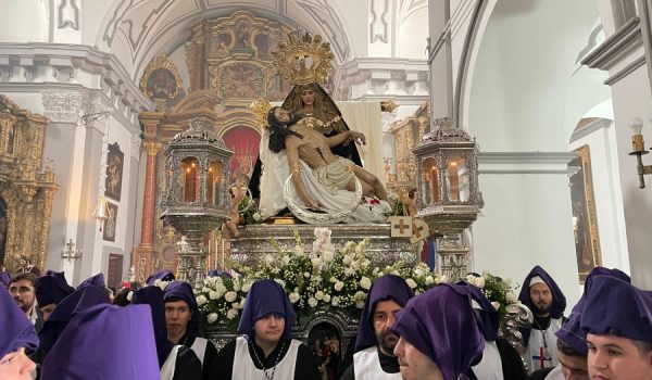 La Virgen de las Angustias, en su trono, se quedó encerrada por el mal tiempo.