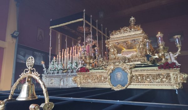 Los Titulares del Santo Entierro, en el interior de la Casa Hermandad, en la calle Empedrada.