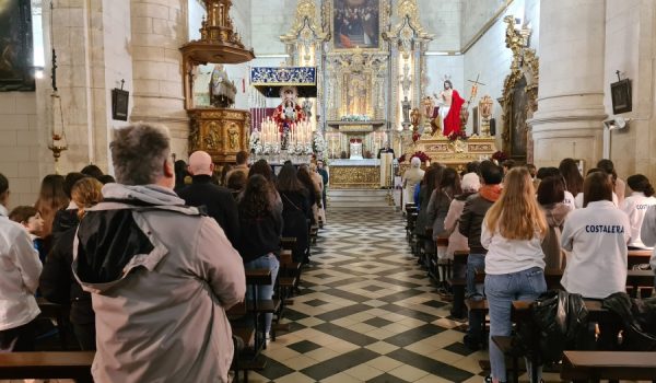 Hermanos, fieles y devotos rezan en el interior de la Iglesia del Espíritu Santo.