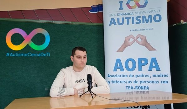 Para conmemorar el Día Mundial de Concienciación sobre el Autismo, la confederación Autismo España ha elegido el símbolo de infinito como logo y el lema #AutismoCercaDeTi.