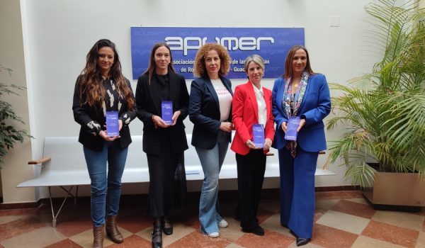 Las galardonadas junto a la vicepresidenta y vocal de Igualdad de APYMER.