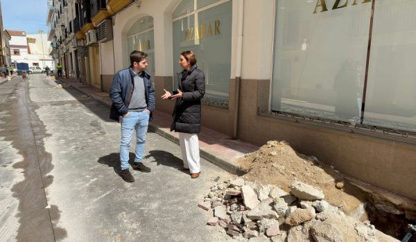 La delegada de Obras, Concha Muñoz, junto al jefe de servicio de Aqualia en Ronda, José Alberto García, en la zona de actuación