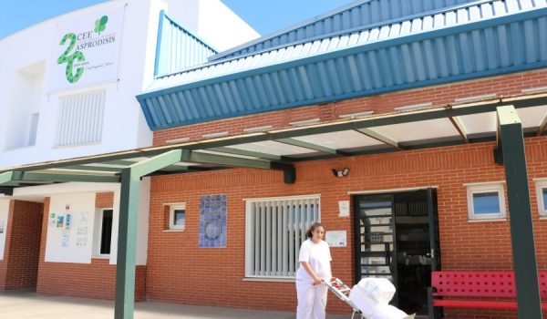 Actualmente cuenta con servicios de limpieza, transporte, lavandería industrial y la cafetería del Centro Ícara