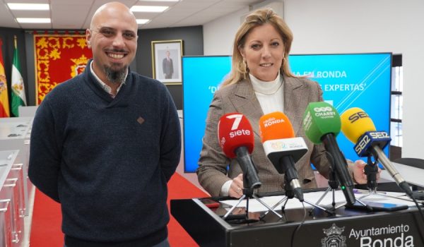 La delegada de PYMES, María del Carmen Martínez, y el presidente de la Asociación de Oficios Artesanos de Ronda, Fran Rienda