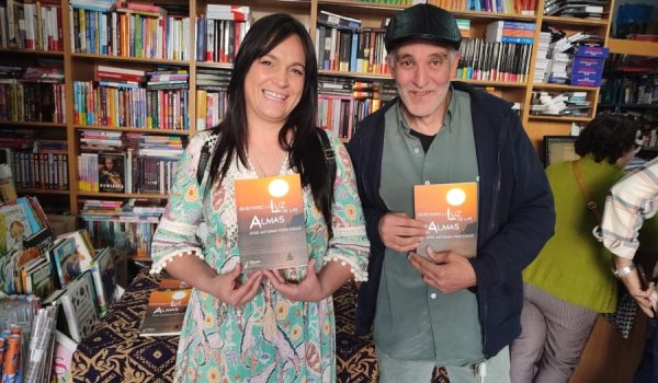 Elisabeth Pérez y José Antonio Pino Calle durante la firma de libros en Rondeña de Papelería.