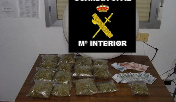 Los agentes incautaron incautaron 1.193 gramos de marihuana y dinero en efectivo.
