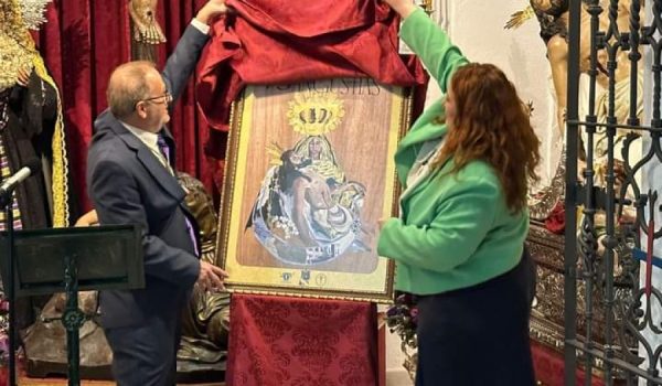 Antonio Ruiz, Hermano Mayor de la Hermandad, junto a la artista Lola Lobato
