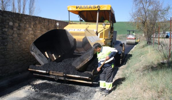 Un operario durante los trabajos de asfaltado, que está previsto que finalicen esta misma semana.