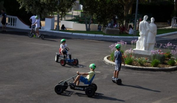 Niños jugando en el campamento rondeño.