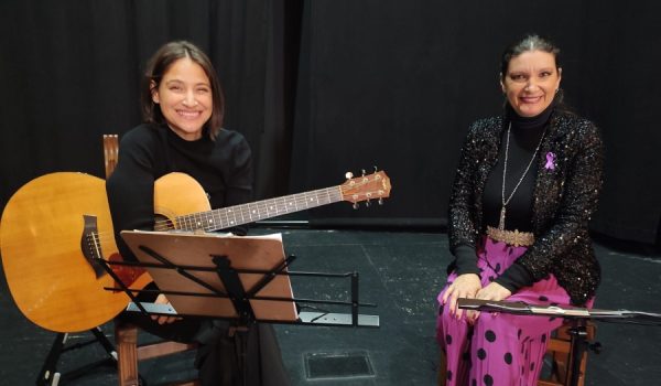 Rocío Alba ha estado en Benaoján acompañada a la guitarra de la canta autora Georgina.