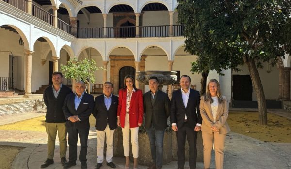 De izquierda a derecha: los concejales Ángel Martínez y Jesús Vázquez; Pepe Rosado, de MGI; la alcaldesa, María de la Paz Fernández; Jorge Rosado, gerente de MGI; Javier Vich, CEO de Summum Hotel Group y Rocío Galán, directora de Expansión de la cadena hotelera Meliá