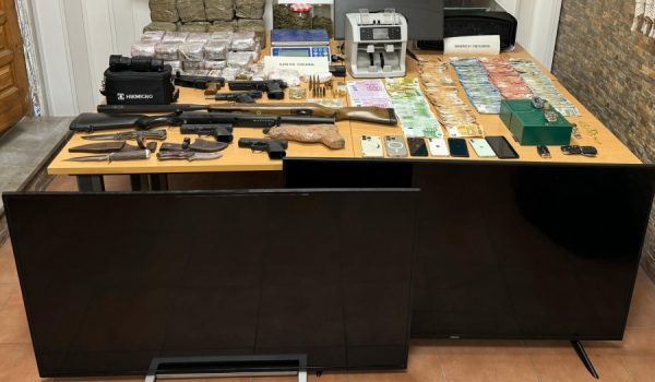 En total han sido aprehendidos 35,5 kilogramos de hachís, 850 gramos de cocaína y 550 gramos de marihuana, interviniéndose 62.000 euros en metálico, joyas y relojes de gran valor, 5 armas de fuego municionadas, además de numerosos útiles para la manipulación, corte y envasado de la droga, balanzas de precisión y una máquina para contar dinero.