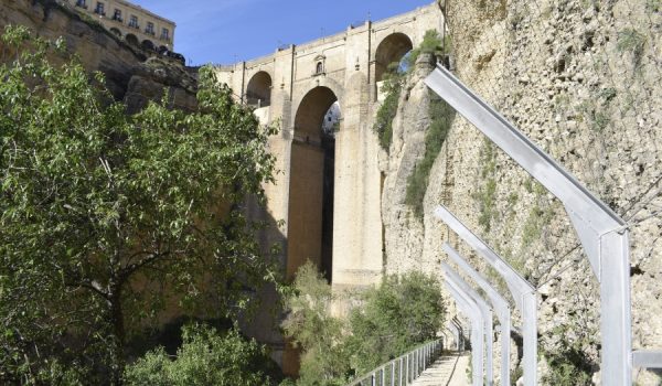 El recorrido de 250 metros, concluye en la base del Puente Nuevo