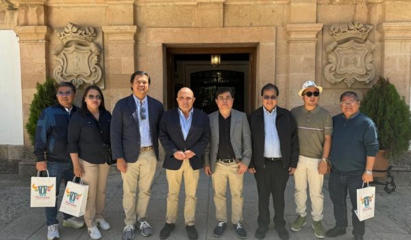 Varios alcaldes de Cebú; el alcalde de Ronda, Terence Mariano Blanco; el congresista filipino, Peter Calderón, y el delegado de Relaciones Institucionales de nuestra ciudad, Jesús Vázquez