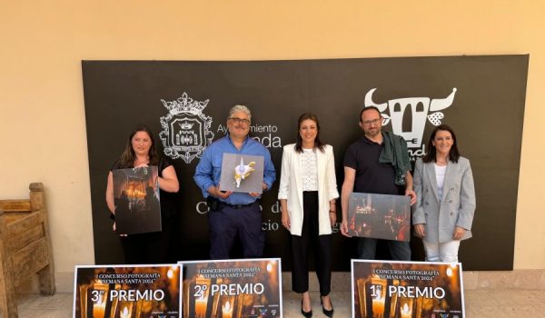 La alcaldesa de Ronda y la delegada de Cultura junto a los ganadores