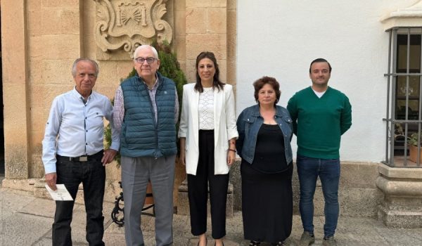 La alcaldesa, María de la Paz Fernández, junto a los galardonados