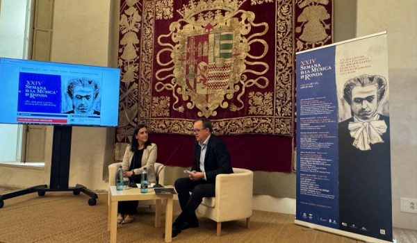 La delegada de Cultura, Rebeca Muñoz, junto al director de la Real Maestranza de Ronda, Ignacio Herrera