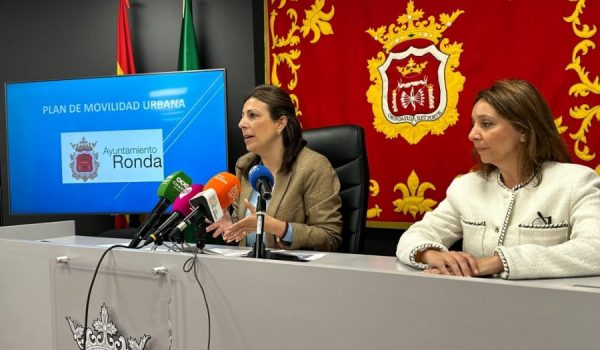 La alcaldesa de Ronda, María de la Paz Fernández, junto a la delegada de Obras e Infraestructuras, Concha Muñoz