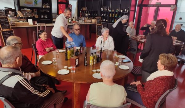 Han probado diferentes variedades de aceites extra virgen de producción propia.