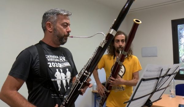 Alumno y profesor de fagot interpretan una pieza en clase.