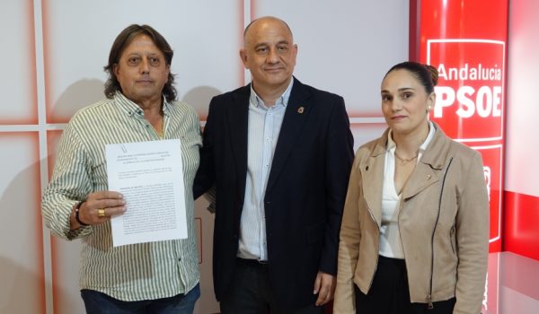 Los socialistas Manolo Morales, Francisco Cañestro y Antonia López en rueda de prensa